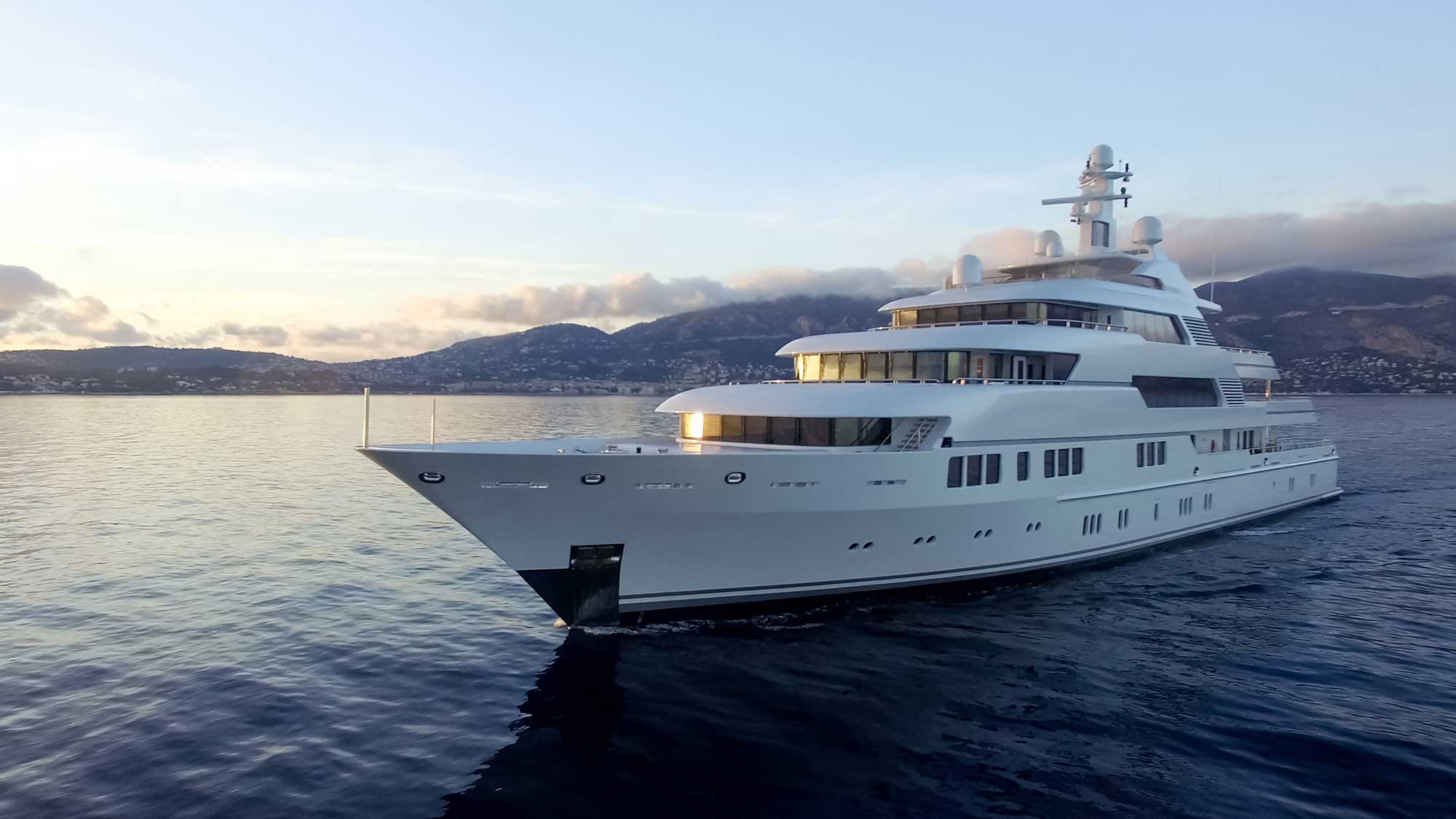 The France yacht flag, what owners and managers should review